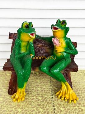 Лягушки на скамейки с цветочком