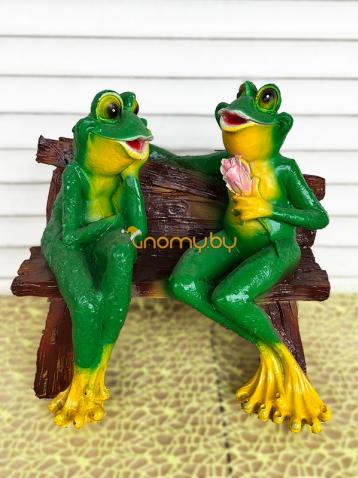 Лягушки на скамейки с цветочком